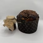 panettone con gocce al cioccolato e vasetto al cioccolato 1