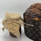 panettone con gocce al cioccolato e vasetto al cioccolato 2